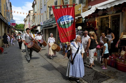 France, Var (83), Provence Verte, Saint-Maximin-la-Sainte-Baume, défilé d'une troupe provencale le jour de marché