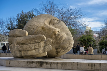 France, Paris (75), la sculpture L'écoute de l'artiste Henri de Miller sur la place René Cassin devant l'église Saint-Eustache