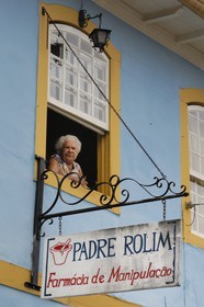 Brésil, Etat du Minas Gerais, ville de Mariana, femme à la fenêtre d'une habitation traditionnelle  (Route de l'or, Estrada Real)