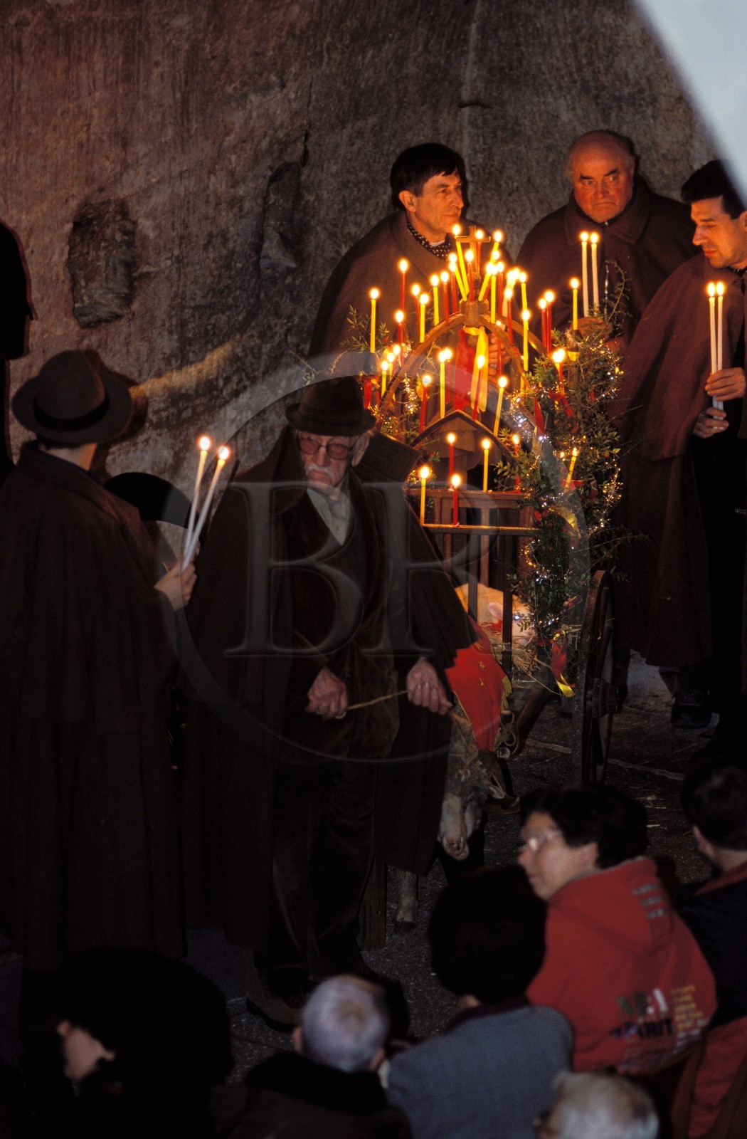 France, Bouches-du-Rhône (13), Les Baux-de-Provence, labellisé Les Plus Beaux Villages de France, fêtes de Noël, berger à la messe de minuit