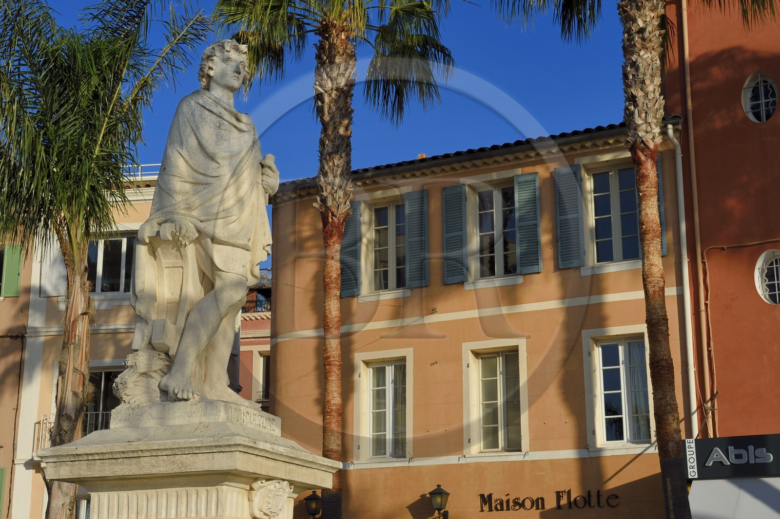 France, Var (83), Sanary-sur-Mer, statue évoquant l'agriculture