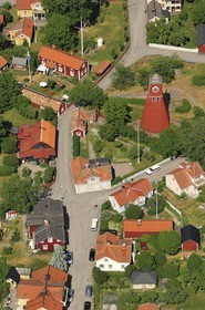 Suède, Uppsala Län, ville d'Öregrund, tour-clocher en bois du 18ème siècle (vue aérienne)