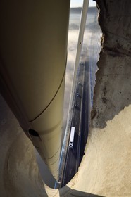 France, entre Calvados (14) et Seine-Maritime (76), le Pont de Normandie enjambe la Seine, ouverture dans le pylone pour laisser passer un hauban qui soutient le pont