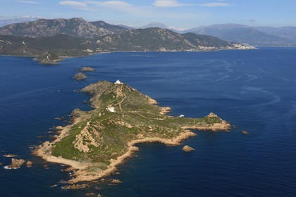France, Corse-du-Sud (2A), Golfe d'Ajaccio, Pointe de la Parata, Iles Sanguinaires, Ile de Mezzu mare et son phare (vue aérienne)