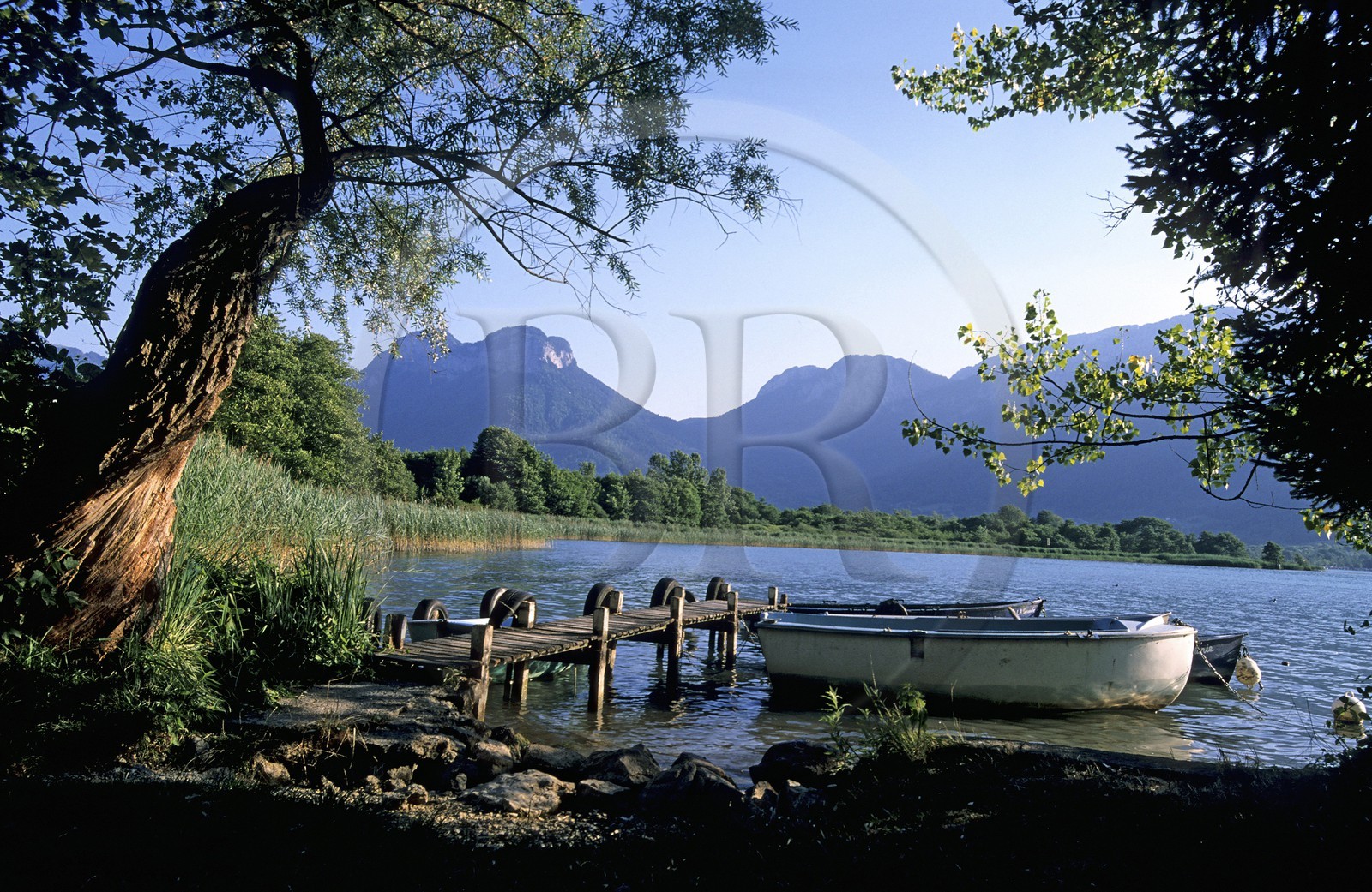 France, Haute-Savoie (74), barques au Bout-du-Lac, sur les rives du Lac d'Annecy