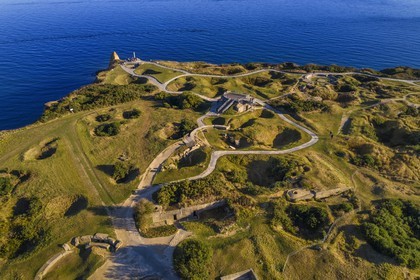 France, Calvados (14), Cricqueville-en-Bessin, la Pointe du Hoc, ruines des fortifications allemandes et les trous d'obus du débarquement du 6 juin 1944 lors de la seconde guerre mondiale (vue aérienne)