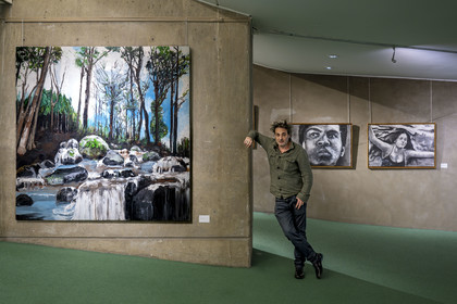 France, Paris (75), place du Colonel Fabien, immeuble du parti communiste français de l'architecte Oscar Niemeyer, vernissage de l'exposition Odyssée de l'artiste Fred Kleinberg à l'Espace Niemeyer