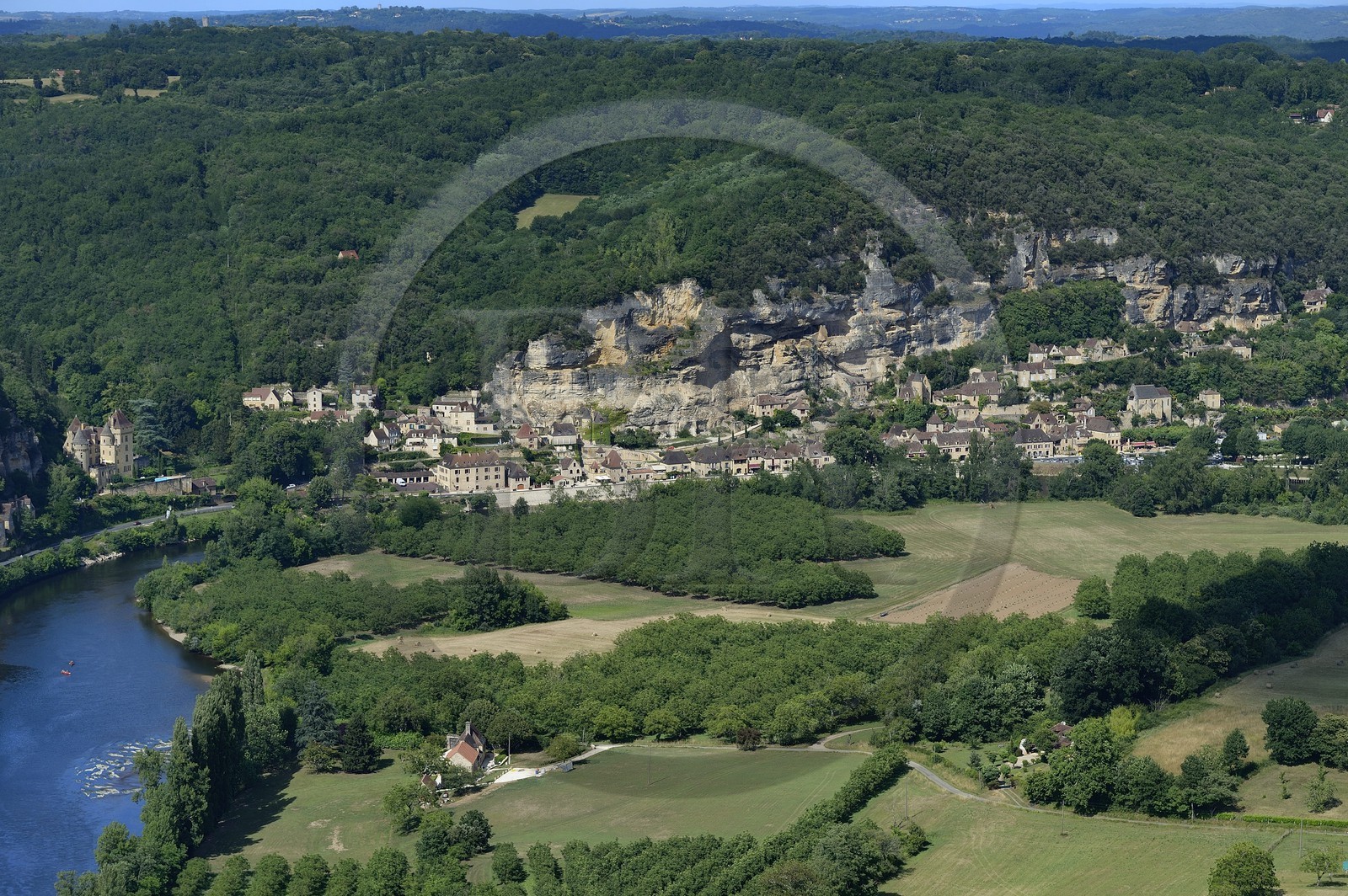 France, Dordogne (24), Périgord Noir, vallée de la Dordogne, La Roque-Gageac, labellisé Les Plus Beaux Villages de France (vue aérienne)