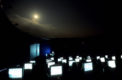 France, Gers (32), Fleurance, le Hameau des étoiles, observation assistée par ordinateur de la voûte céleste dans le dôme