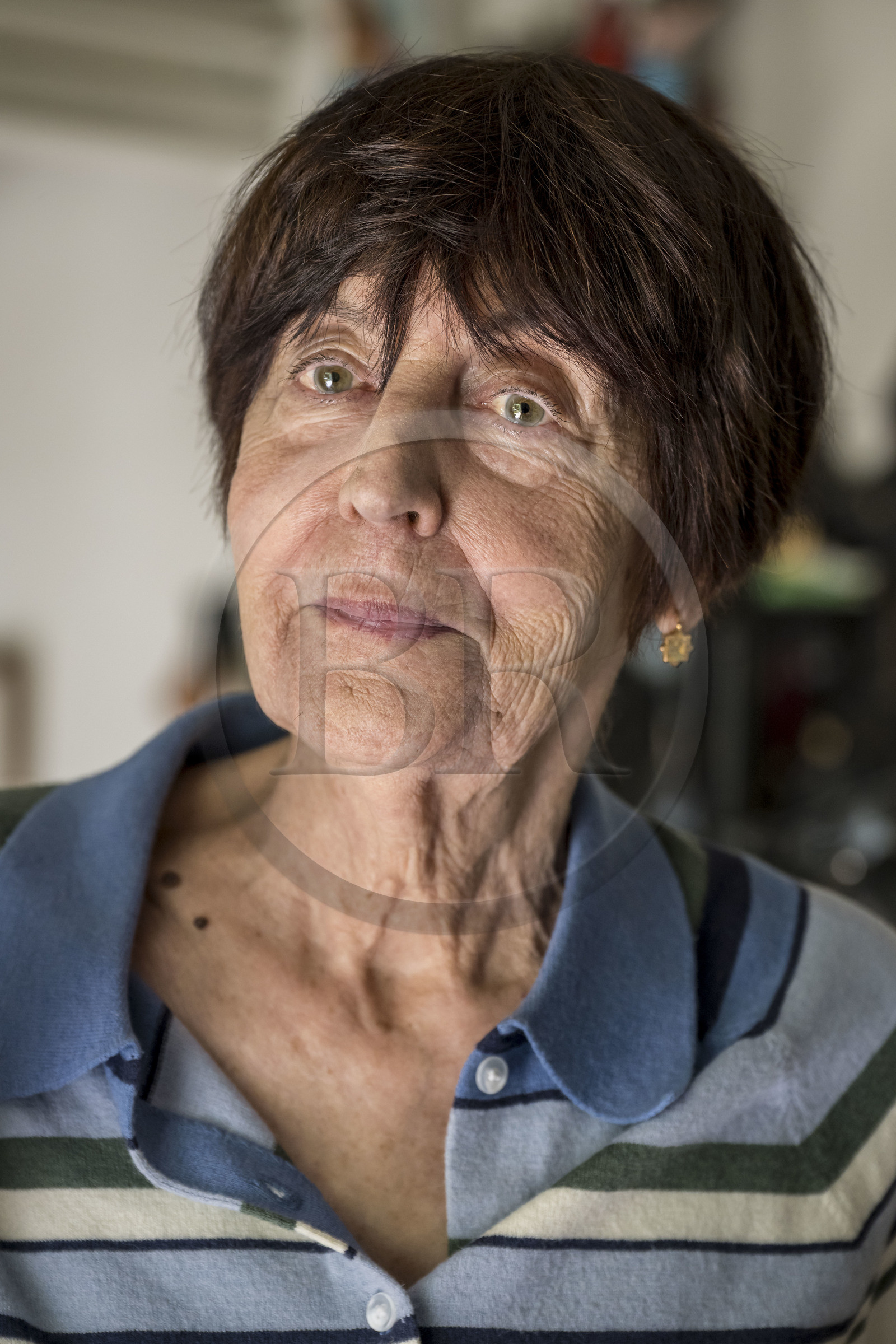 France, Hauts-de-Seine (92), Malakoff, l'artiste Annette Messager dans son appartement atelier