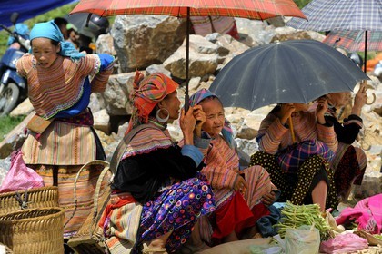 Vietnam, Lao Cai province, Bac Ha district, Can Cau market, women from the Flower Hmong minority