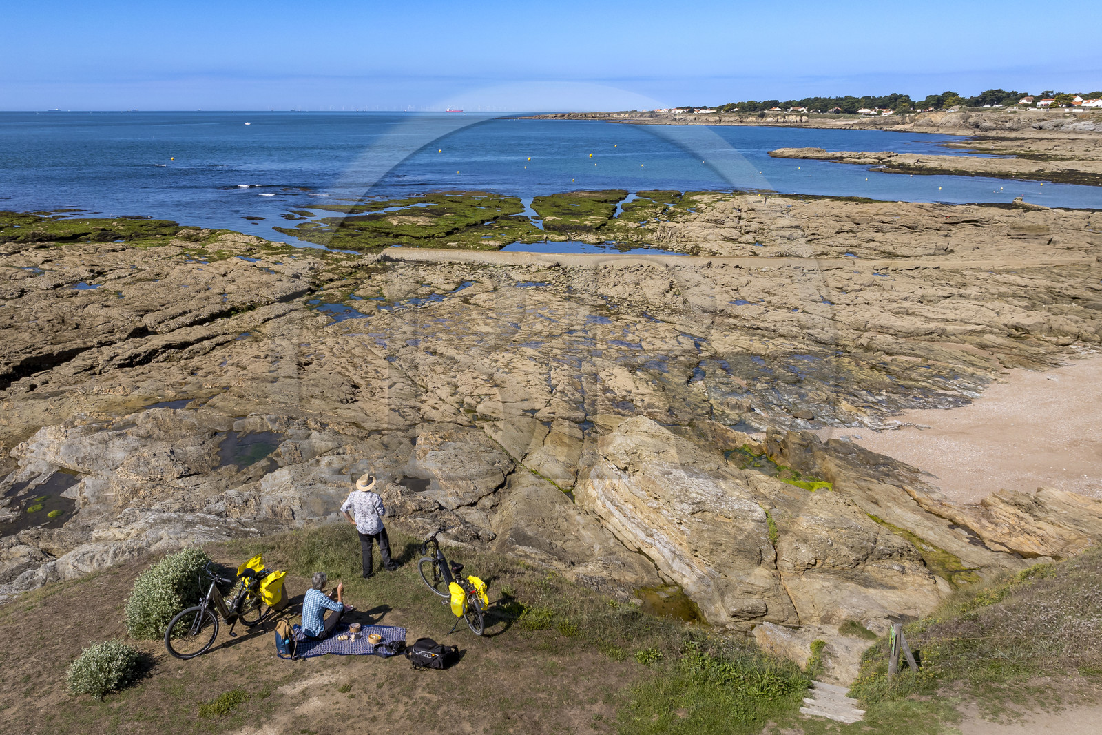France, Loire-Atlantique (44), Préfailles, pique-nique en bordure de la vélodyssée longeant l'océan et la Pointe Saint Gildas en arrière plan (vue aérienne)