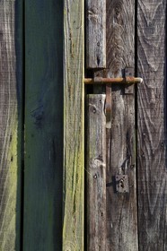 France, Morbihan (56), porte de grange en bois avec verrou