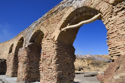 Iran, Province de Yazd, en bordure du désert du Dasht-e Kavir, le vieux pont village de Kharanaq