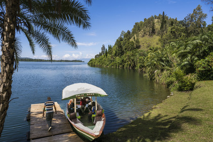 Rwanda, Province de l’Ouest, Karongi (anciennement nommée Kibuye), rives du lac Kivu, bateau au débarcadère du guest house Inn on the lake