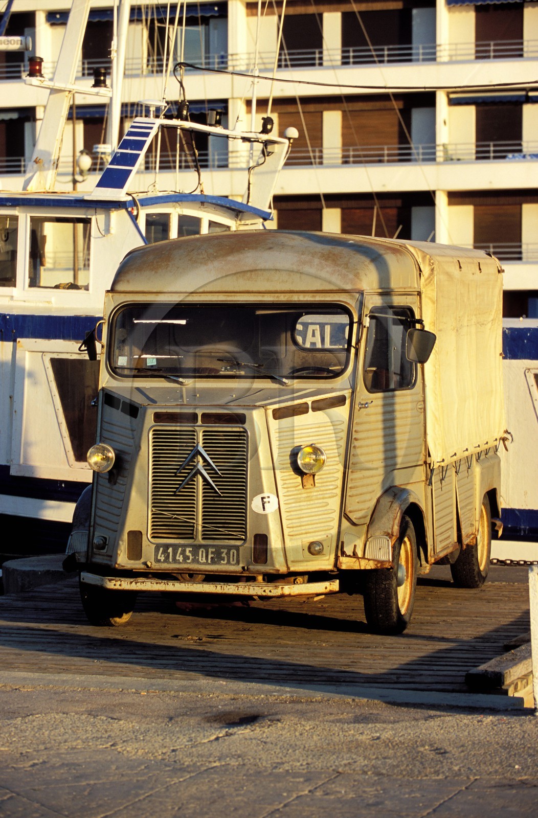 France, Gard (30), Le Grau-du-Roi, une vieille camionnette Citroën