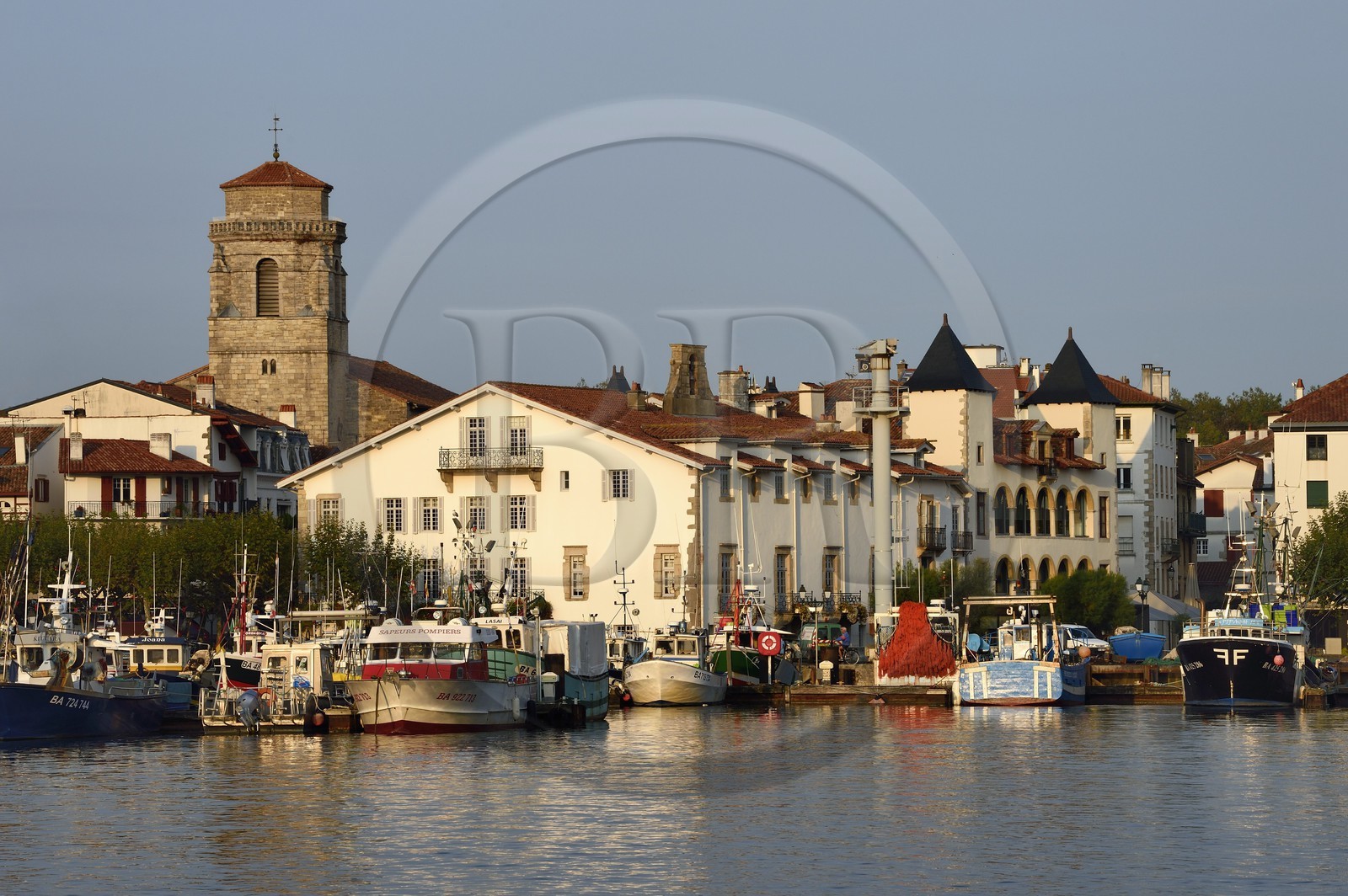 France, Pyrénées-Atlantiques (64), Pays-Basque, Saint-Jean-de-Luz, le port de pêche, la facade blanche de l'hotel de ville, la maison de Louis XIV à droite et l'église Saint-Jean-Baptiste en arrière plan
