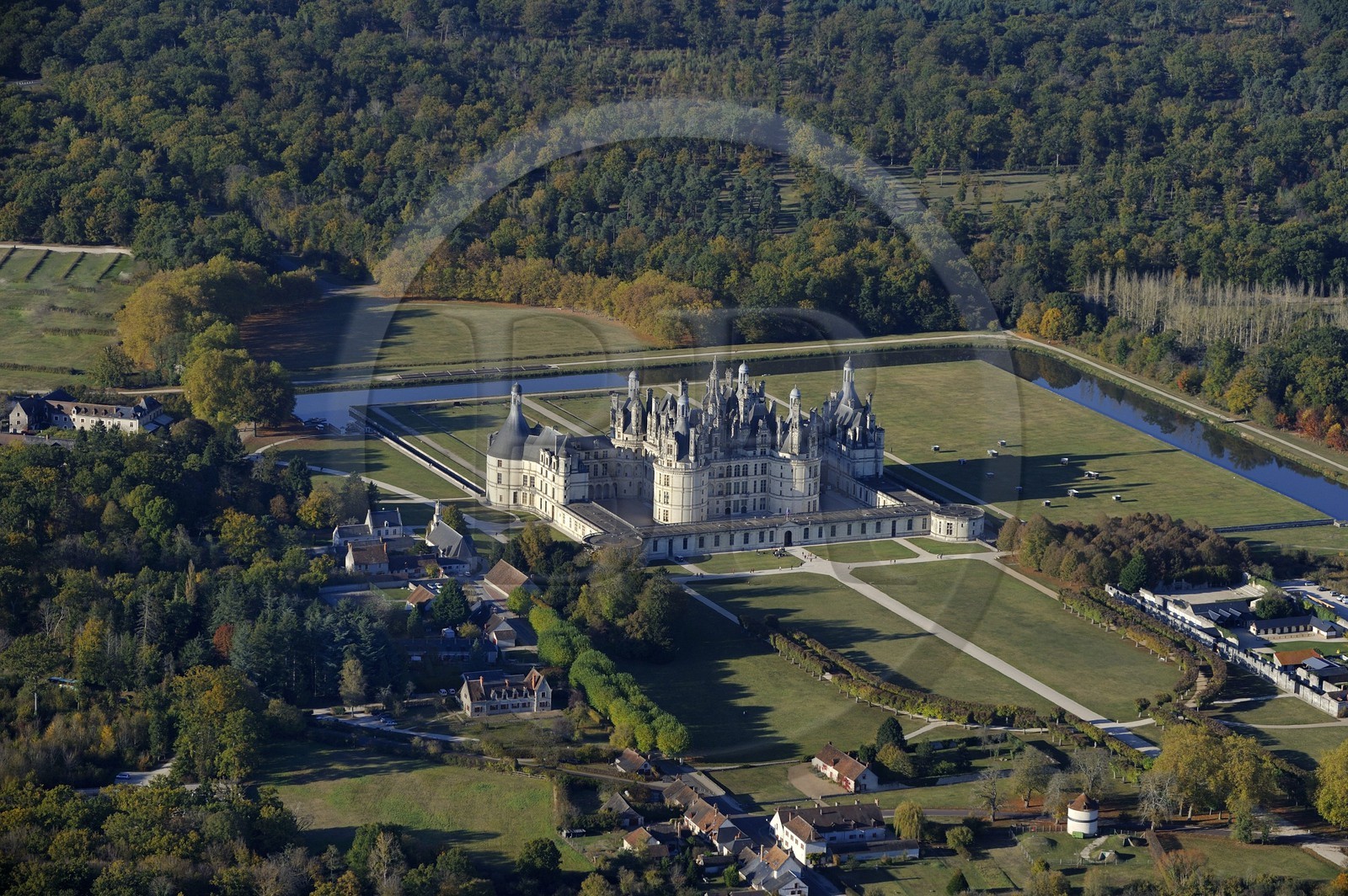 France, Loir et Cher (41), Vallée de la Loire classée Patrimoine Mondial de l' UNESCO, château de Chambord (vue aérienne)