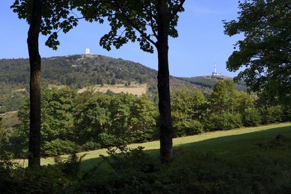 France, Loire (42), Parc Naturel Régional du Pilat, Crêt de l'Oeillon à droite dans le massif du Pilat
