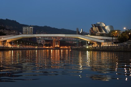 Espagne, Pays basque espagnol, Biscaye, Bilbao, la passerelle Pedro Arrupe et le musée Guggenheim de l'architecte Frank Gehry