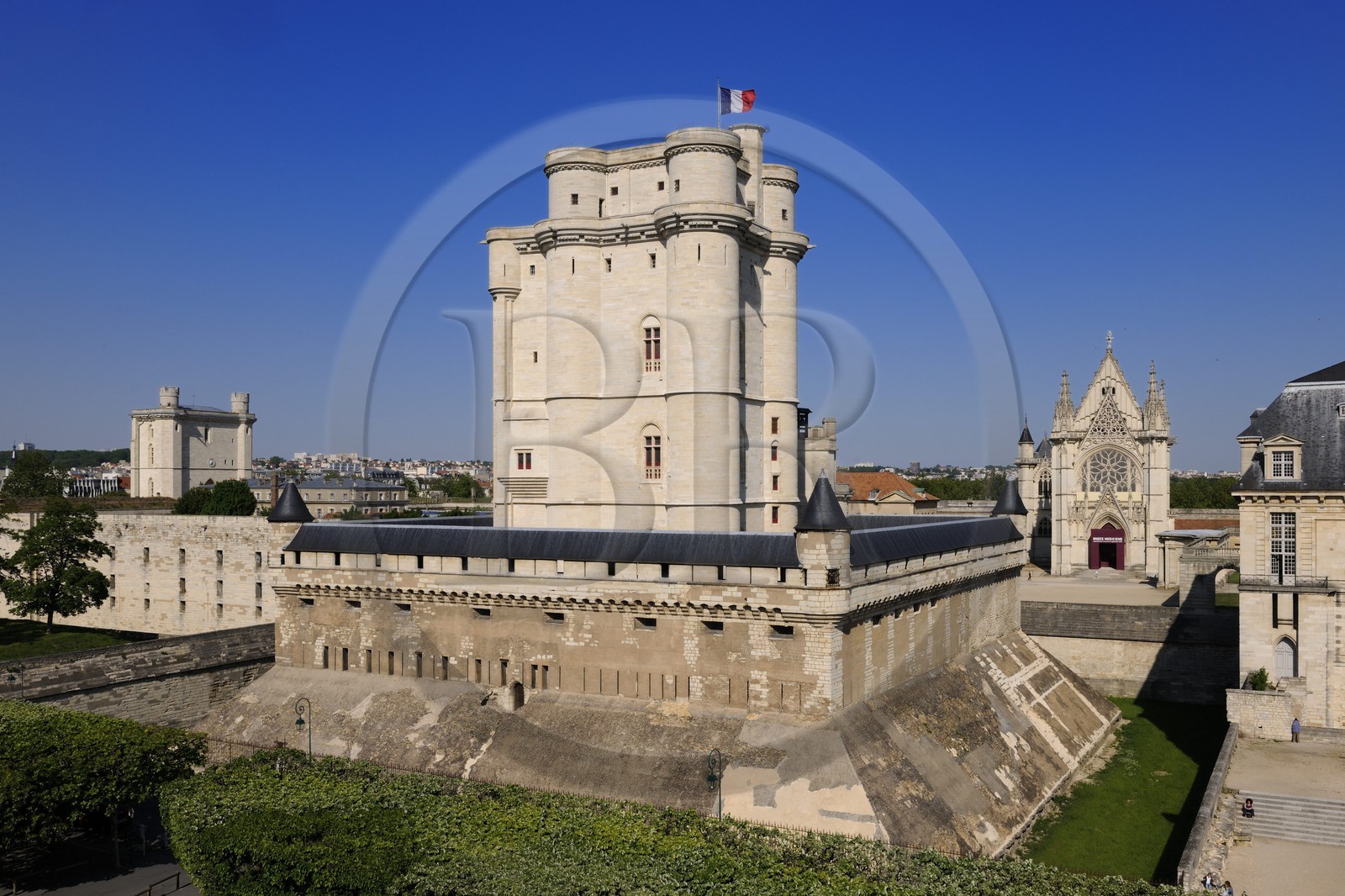 France, Val-de-Marne (94), Vincennes, le château de Vincennes, la Tour du Village et le donjon et la Sainte Chapelle