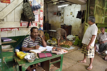 Sri Lanka, Western Province, Colombo District, Colombo, Manning fruits and vegetables market in Pettah district