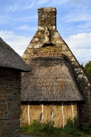 France, Finistère (29), région de Pont-Aven, Nevez, les chaumières traditionnelles à toit de chaume de Kerascoet