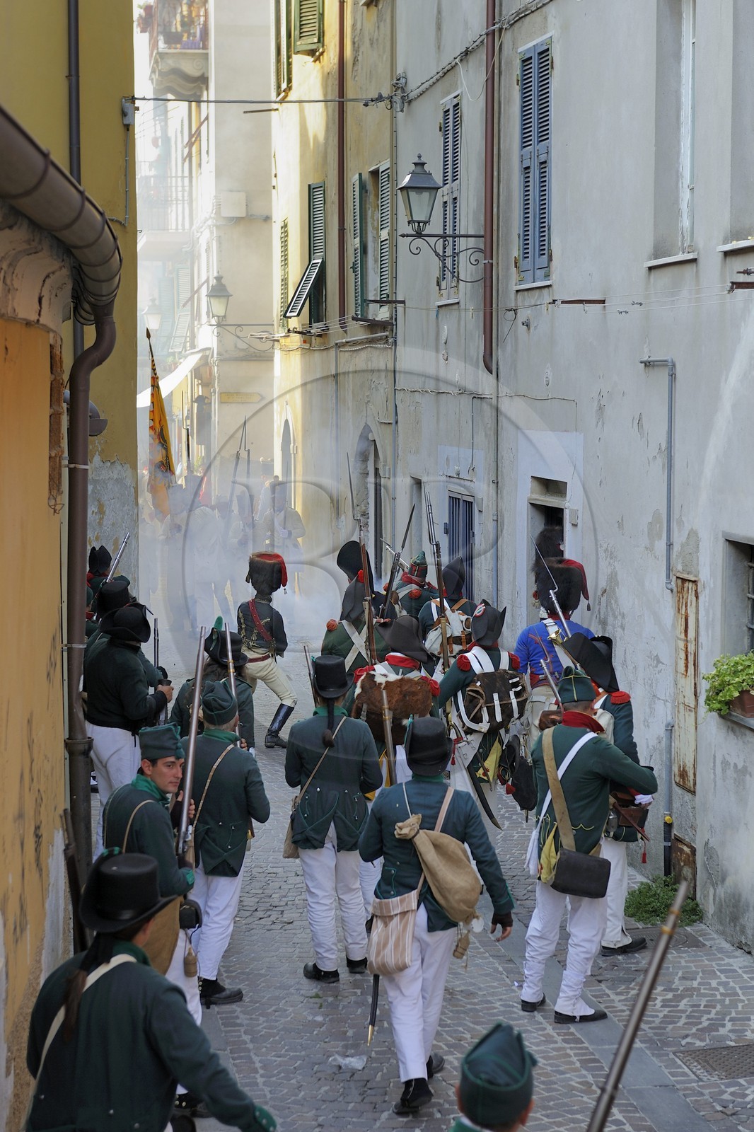 Italie, Ligurie, Sarzana, Napoleon Festival, combats de rue entre des soldat français de la Grande Armée et des soldats autrichiens dans la Via Lancilotto Cattani de la vieille ville