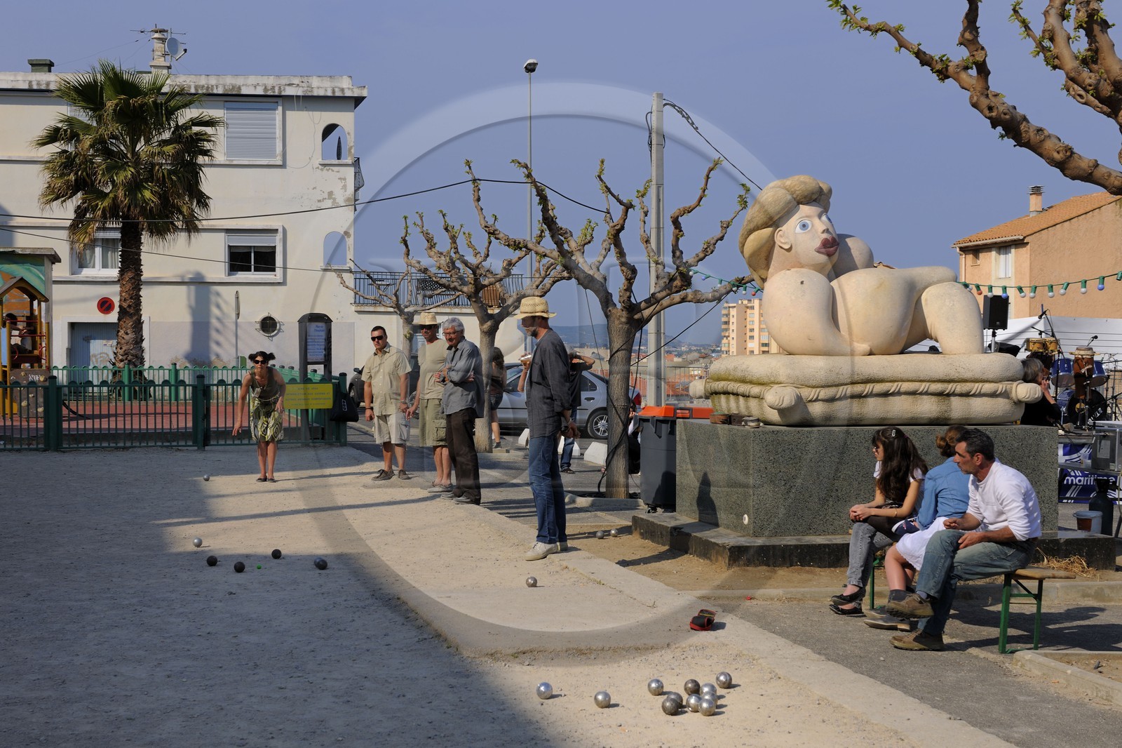 France, Hérault (34), Sète, la place de l'Hospitalet dans le Quartier Haut, joueurs de pétanque au pied de la sculpture La Mama de Richard Di Rosa