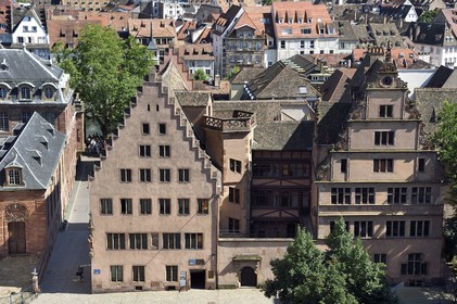 France, Bas-Rhin (67), Strasbourg, vieille ville classée au Patrimoine Mondial de l'UNESCO, la Fondation de l'Oeuvre Notre-Dame avec deux pignons à gradins