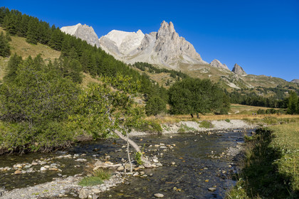 France, Hautes Alpes (05), le Briançonnais, Névache, vallée de la Clarée, la rivière La Clarée au pont du Moutet, le massif des Cerces et les pointes de la Main de Crépin (2942m) en arrière-plan