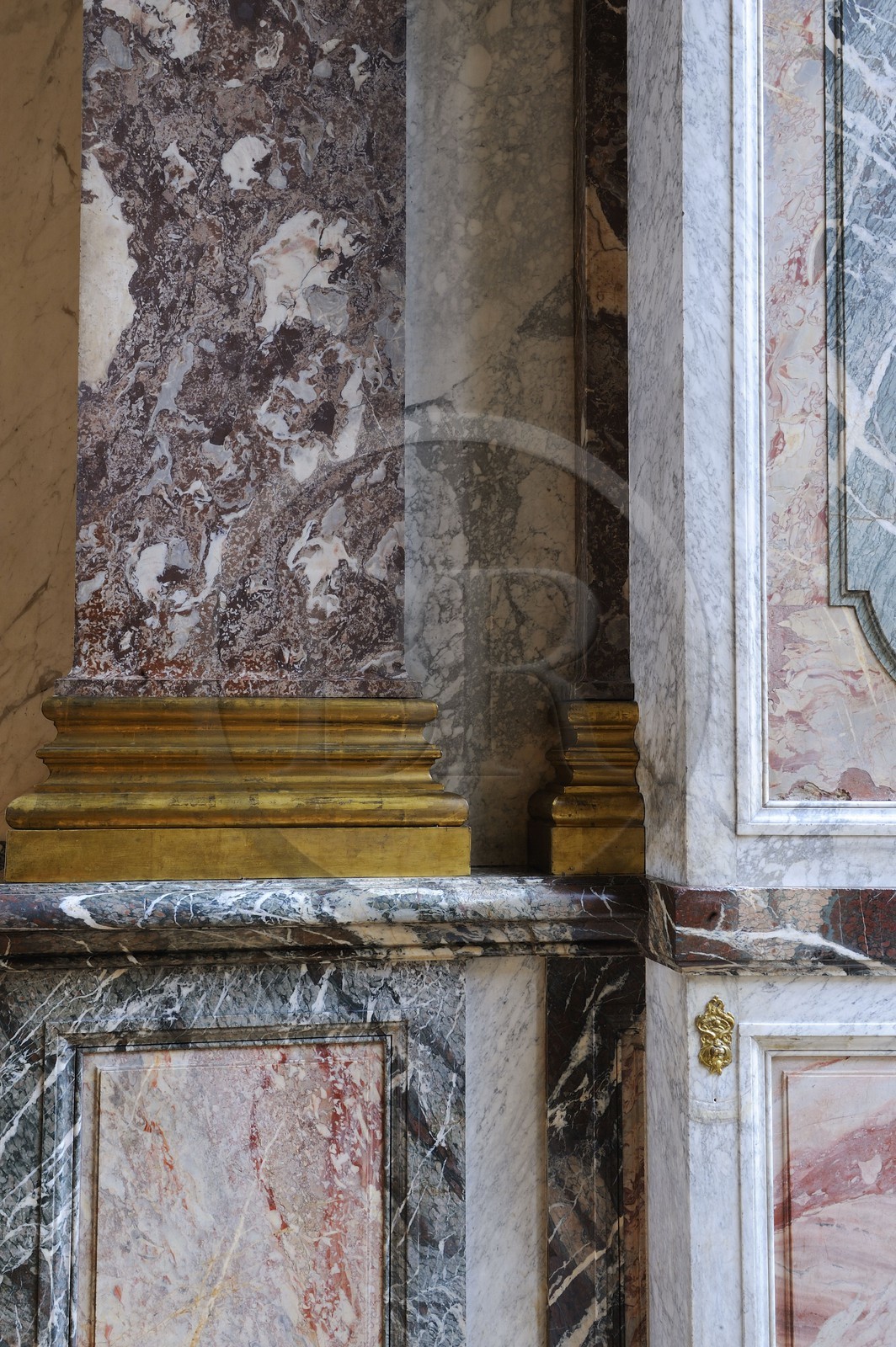 France, Yvelines (78), château de Versailles, classé Patrimoine Mondial de l'UNESCO, Salon d'Hercule, détail des murs en marbre.