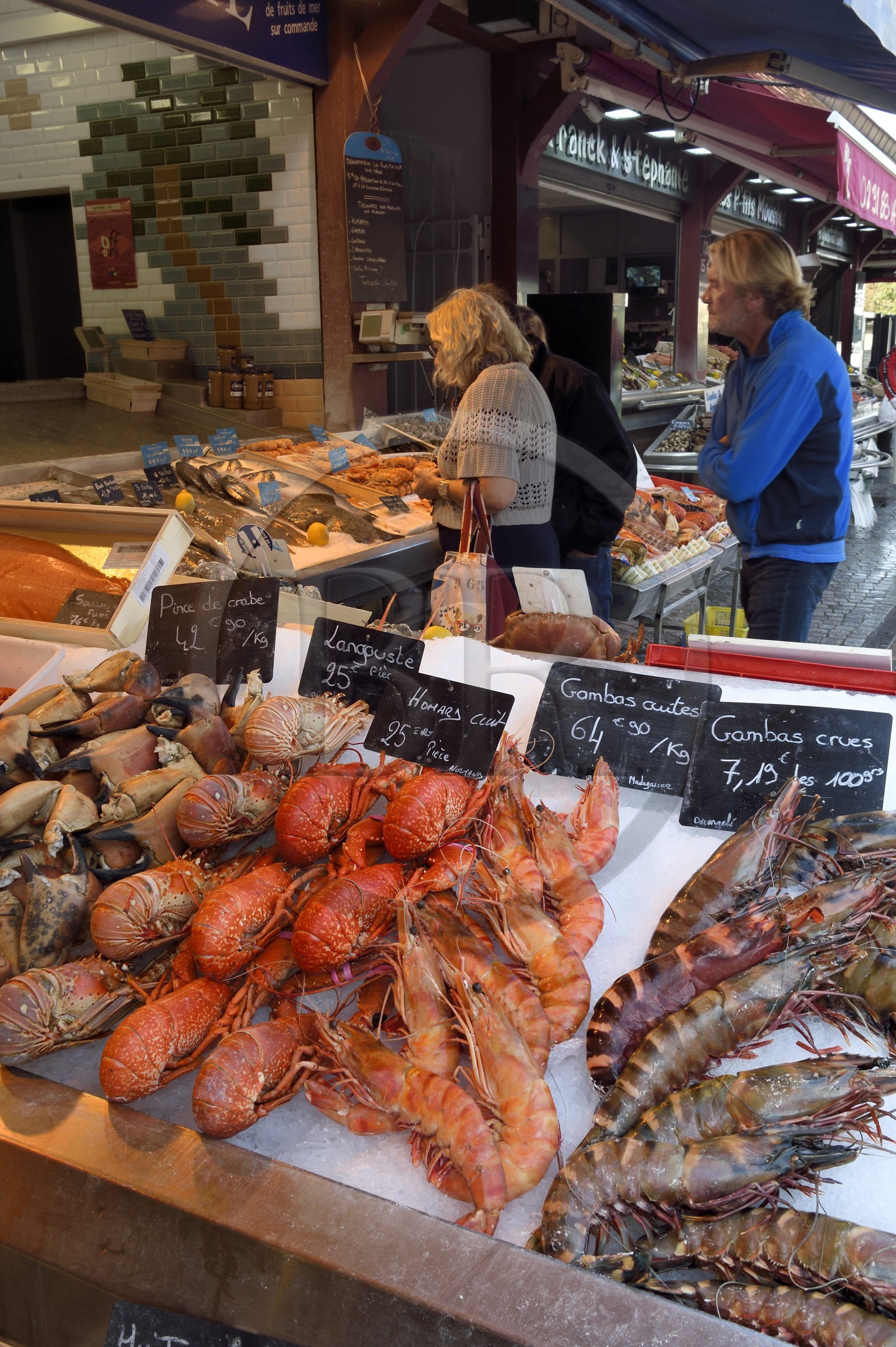 France, Calvados (14), Pays d'Auge, Trouville-sur-Mer, la halle aux poissons, étal de fruits de mer