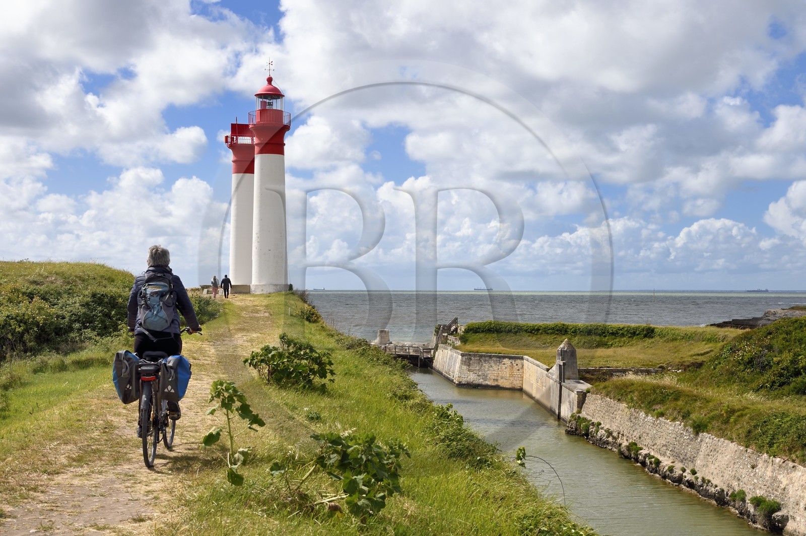France, Charente-Maritime (17), Ile d'Aix, Fort de la Rade, phare de l'ile à deux tours construit en 1840 et fossés des fortifications à droite, cycliste faisant la véloroute La Flow Vélo