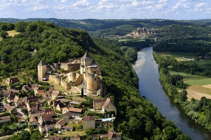 France, Dordogne (24), Périgord Noir, vallée de la Dordogne, Castelnaud-la-Chapelle labellisé Les Plus Beaux Villages de France, le château de Castelnaud-la-Chapelle sur un éperon rocheux au dessus de la rivière Dordogne (vue aérienne)