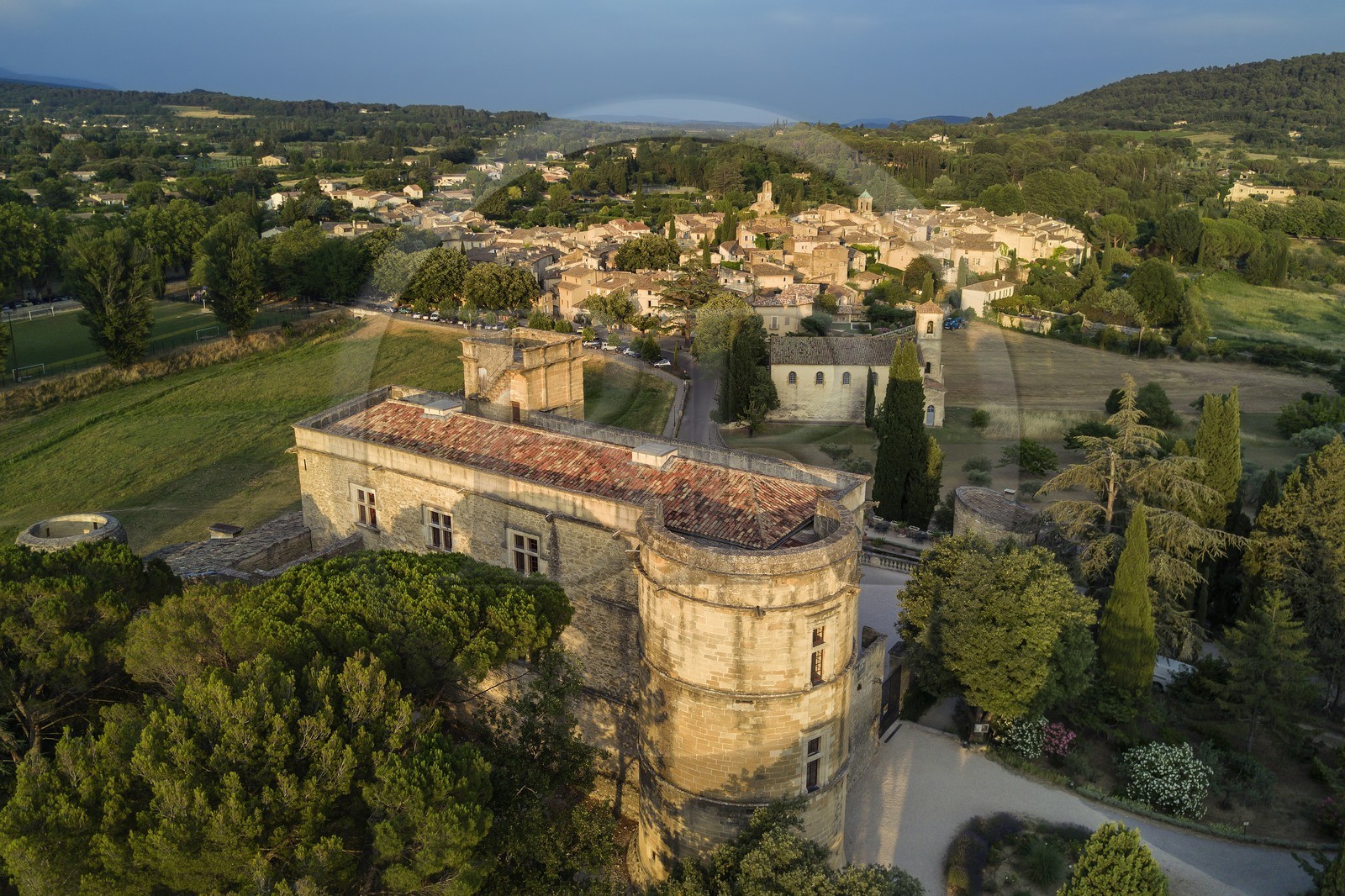 France, Vaucluse (84), Parc Naturel Regional du Luberon, Lourmarin, labellisé Les Plus Beaux Villages de France, le chateau des XVè et XVIè siècles Renaissance, le temple protestant à l'extérieur du village en arrière plan (vue aérienne)