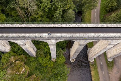 France, Nièvre (58), Parc naturel régional du Morvan, Montreuillon, pont aqueduc de Montreuillon construit en 1841, haut de 33 m et long de 152 m avec 13 arches larges de 8 m, le long de la Rigole d’Yonne qui puise les eaux de l'Yonne au lac de Pannecière et alimente le canal du Nivernais (vue aérienne)