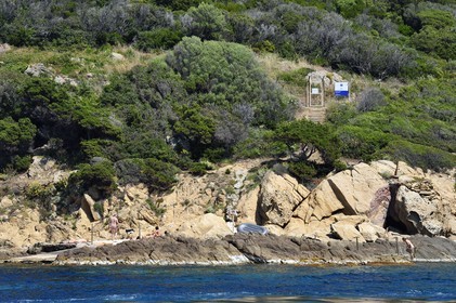 France, Var (83), Iles d'Hyères, Parc national de Port Cros, Ile du Levant, domaine naturiste d'Héliopolis, zone exclusivement naturiste sur les rochers en bord de mer en dessous de la zone militaire