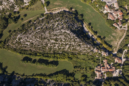 France, Hérault (34), les Causses et les Cévennes, paysage culturel de l'agro-pastoralisme méditerranéen inscrit au Patrimoine Mondial de l'UNESCO, Saint-Maurice-Navacelles, le Cirque de Navacelles, le rocher de la Vierge est entouré par un bras mort de la rivière La Vis (vue aérienne)