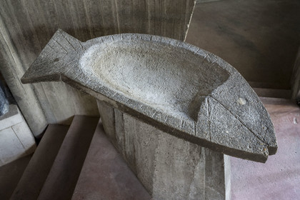 France, Charente-Maritime, Royan, église Notre-Dame de Royan construite de 1955 à 1958 par l'architecte Guillaume Gillet (Grand Prix de Rome), a fish-shaped font designed by Guillaume Gillet