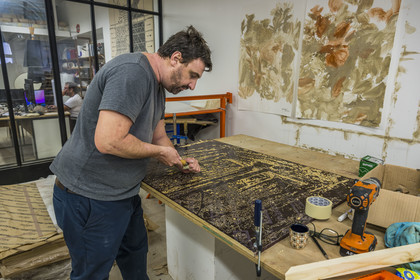 France, Hérault (34), Sète, l'artiste plasticien Jean Denant dans son atelier