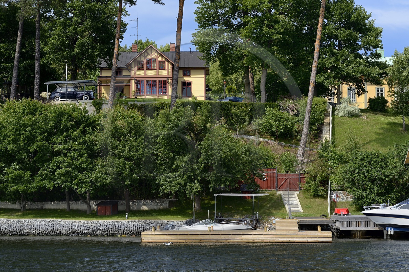 Suède, archipel de Stockholm, Lännerstasundet, belle villa et voiture de collection