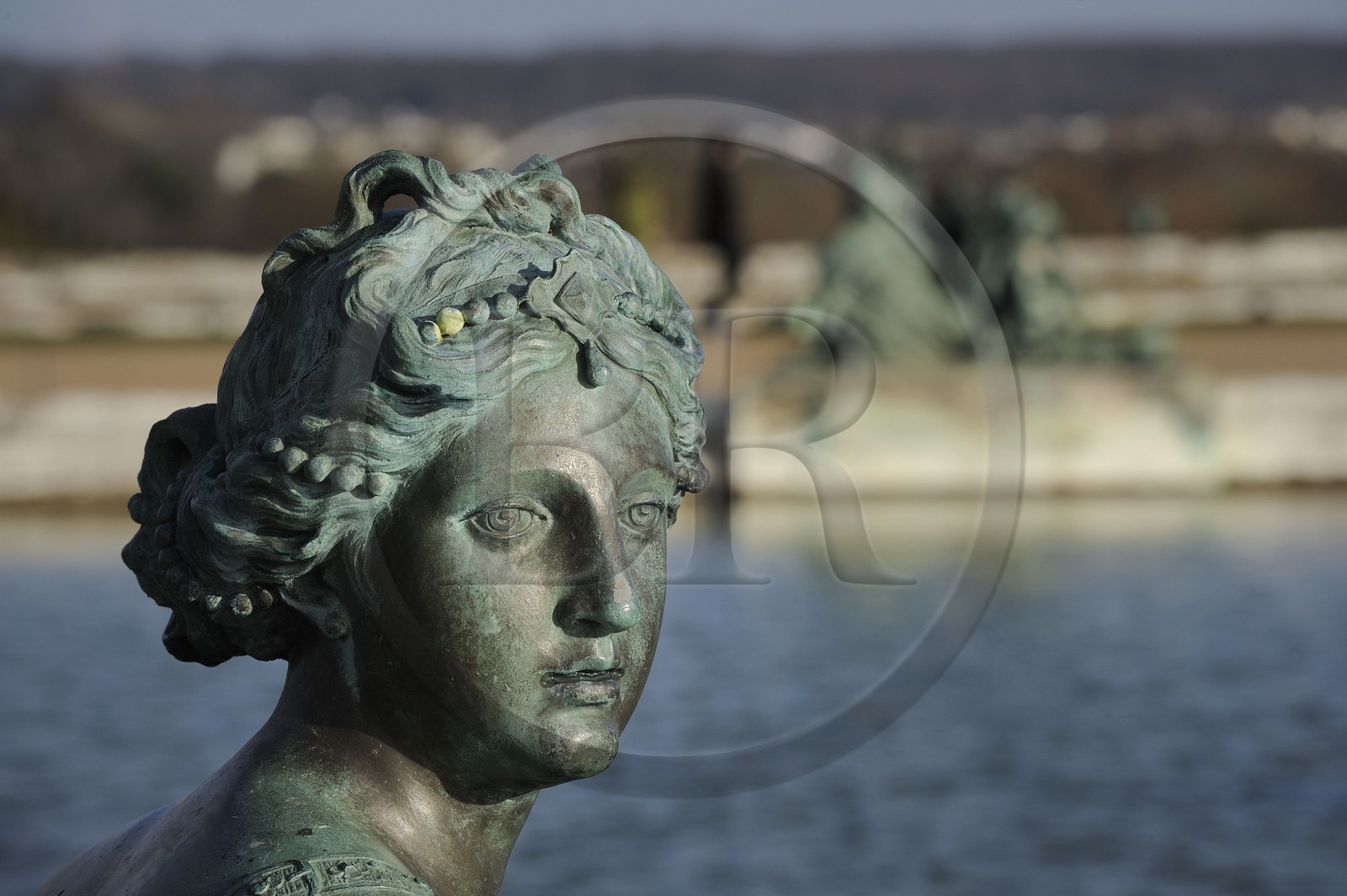 France, Yvelines (78), parc du château de Versailles, statue représentant un fleuve autour du parterre d'eau