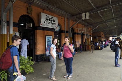 Sri Lanka, Province du Centre, trajet en train dans la région montagneuse de la culture du thé, gare de Hatton, panneau en trois langues (cingalais, tamoul et anglais)