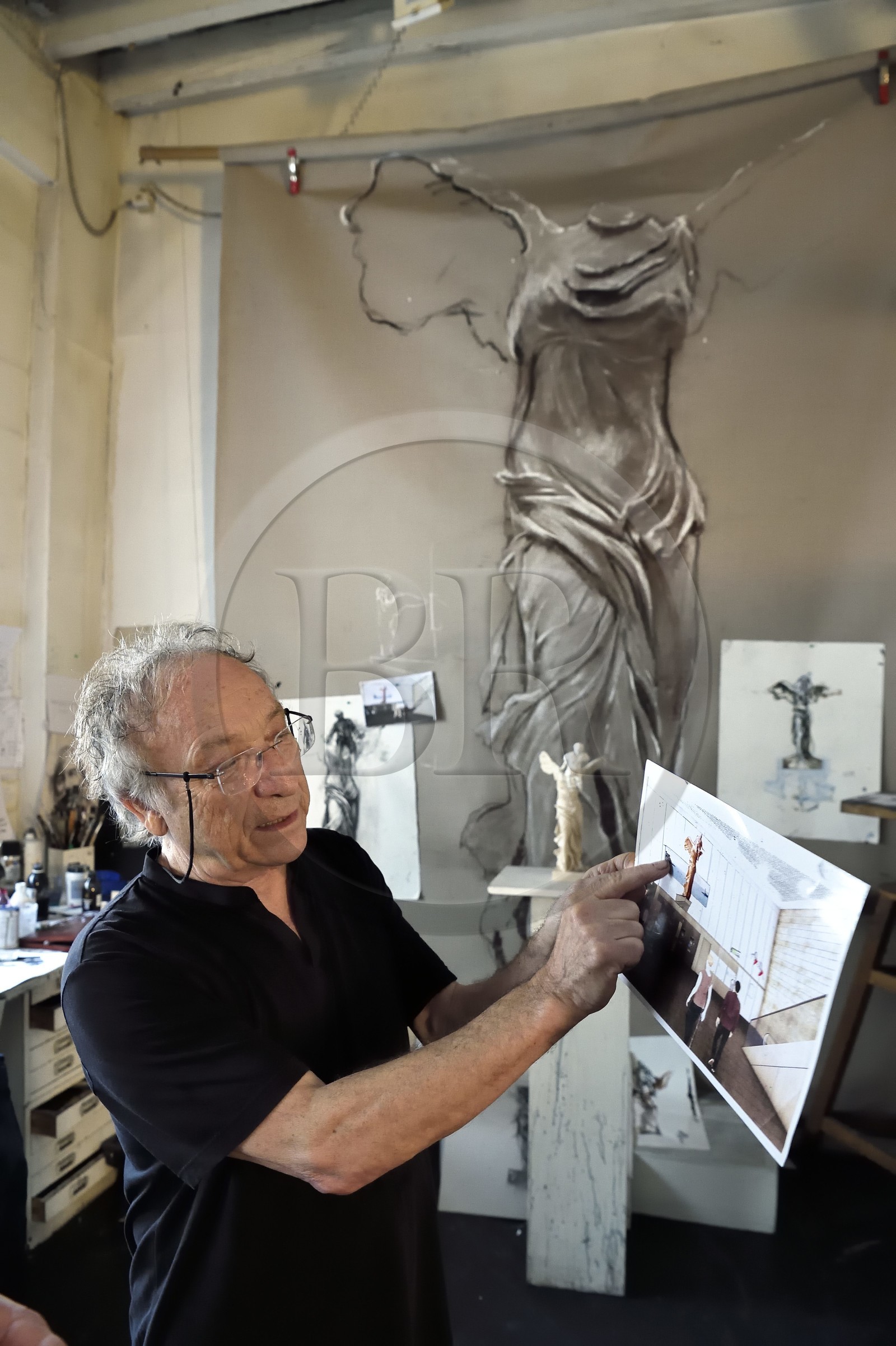 France, Ivry-sur-Seine (94), l'artiste plasticien Ernest Pignon-Ernest dans son atelier