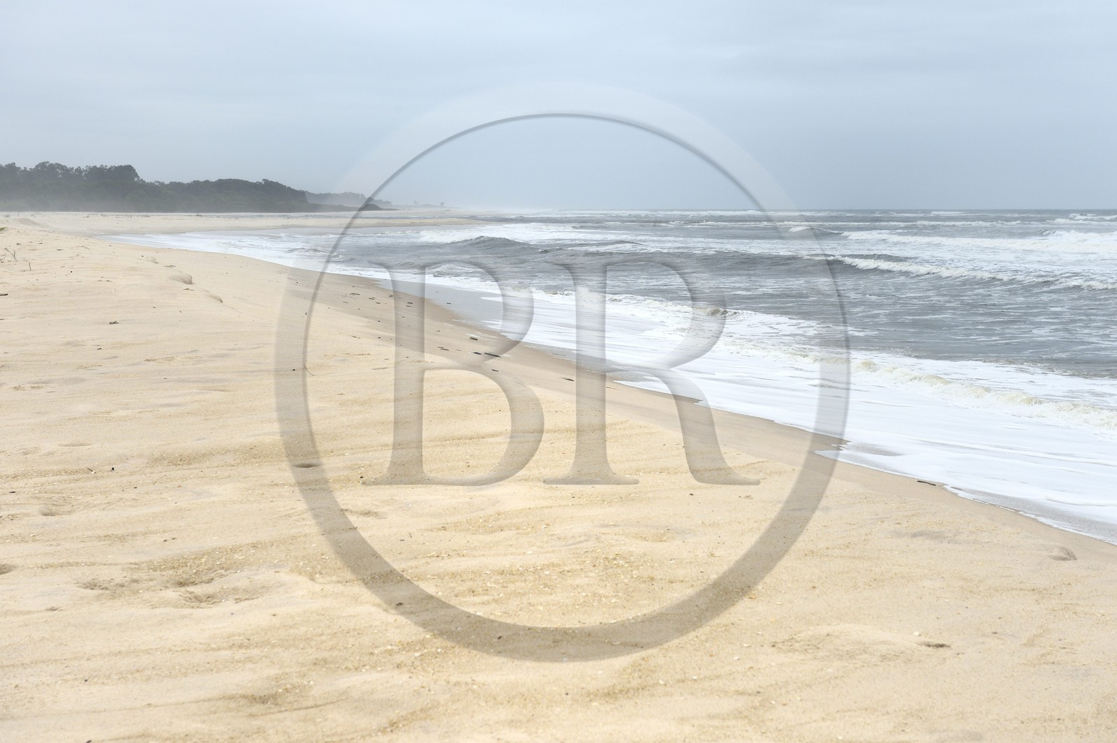 Gabon, province de Ogooué- Maritime, Parc National du Loango, l'océan Atlantique à l'embouchure de la lagune Iguéla