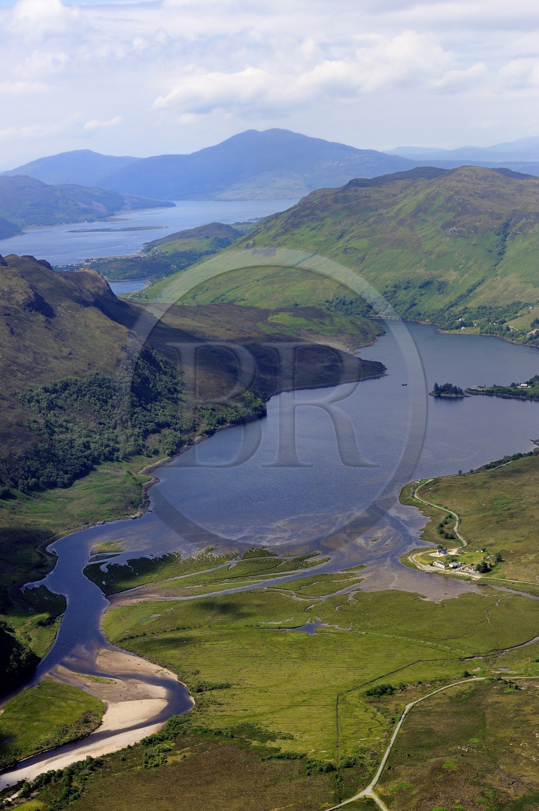 Royaume-Uni, Ecosse, Highland, Loch Long débouchant sur le Loch Alsh et les montagnes de l'Ile de Skye en arrière plan (vue aérienne)