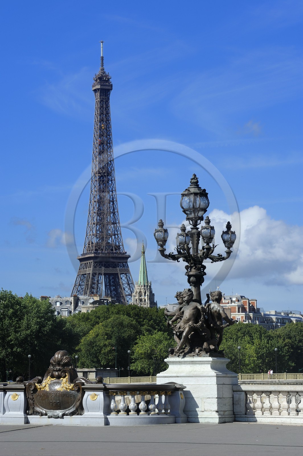 France, Paris (75), un candélabre du pont Alexandre III et la Tour Eiffel en arrière-plan