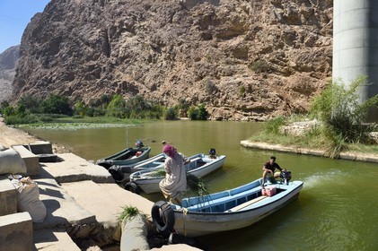 Sultanate of Oman, Ash Sharqiyah region, Bimmah, a peasant crosses the Wadi ash Shab