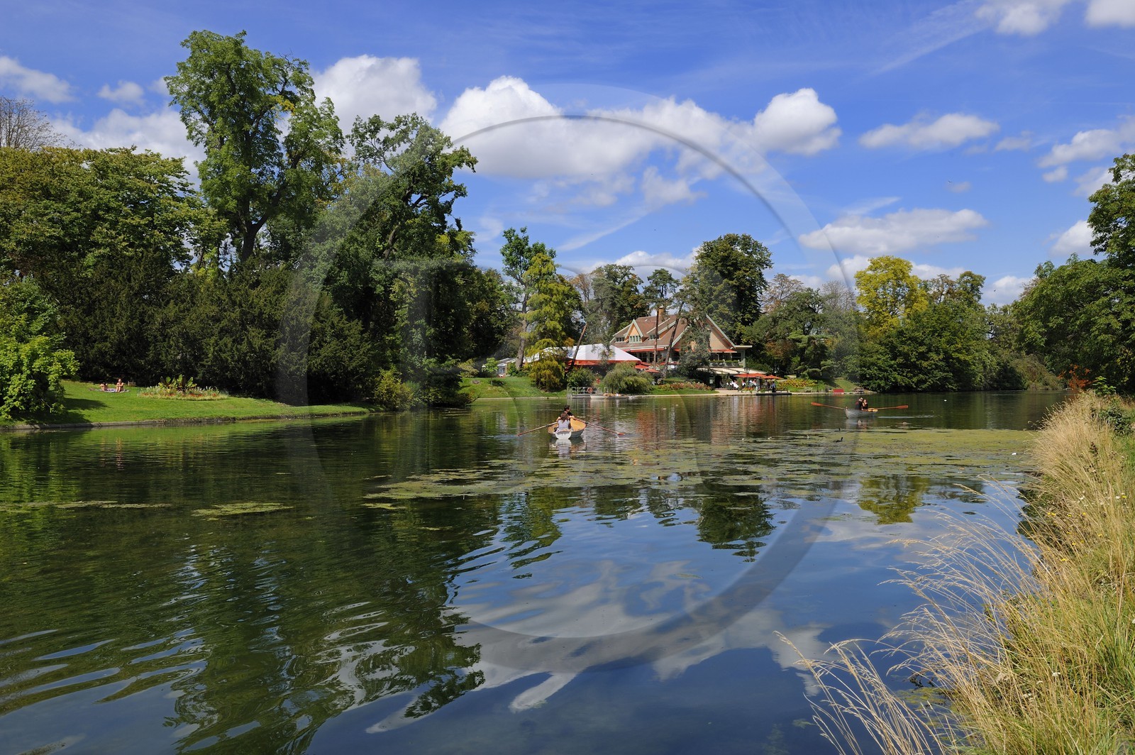 France, Paris (75), le Bois de Boulogne, promenade en barque autours des iles du Lac Inférieur et le restaurant le Chalet des Isles